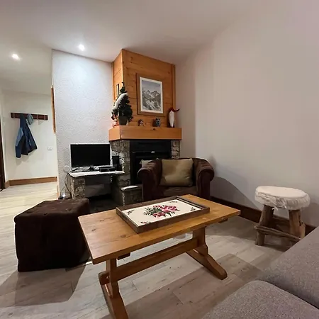 Grand - 5pax Au Pied Des Pistes - Parking - Skiroom - Cheminée Décorative- Balcons Appartement *